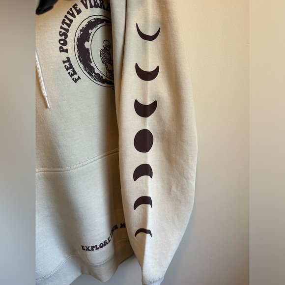 Persaya NWT Juniors Large Celestial Hooded Tan Sweatshirt Kangaroo Pouch Pocket - Picture 6 of 12